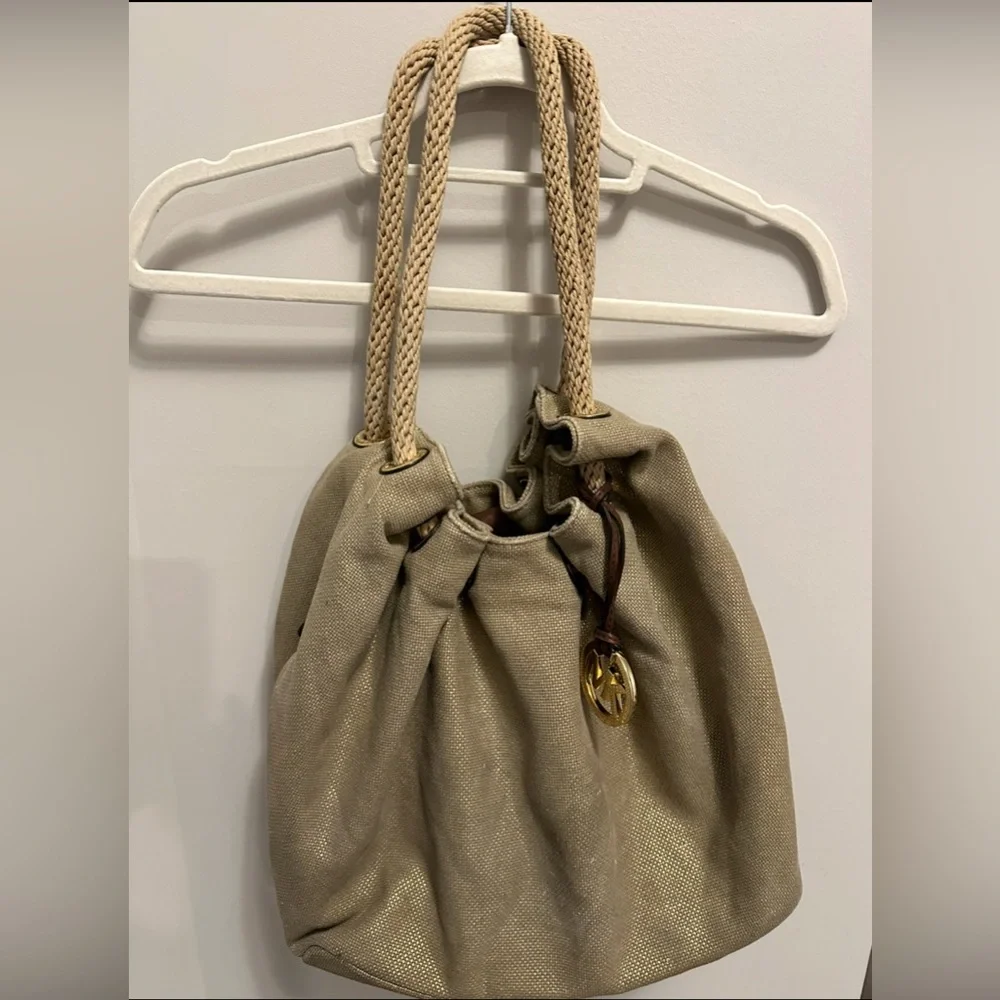 Elegant gold, Michael Kors’s Shoulder Bag